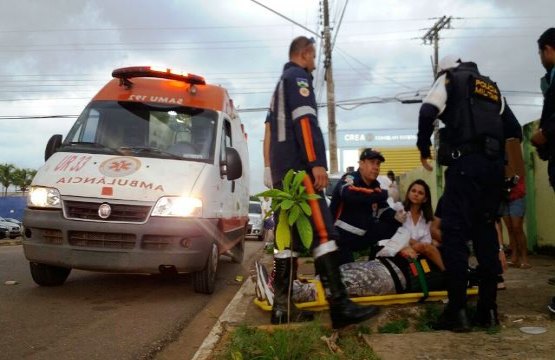 Acidente envolvendo dois carros deixa três feridos, uma presa nas ferragens