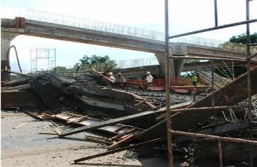 TRAGÉDIA - Oito operários trabalhavam na passarela no momento em que desabou - Confira fotos