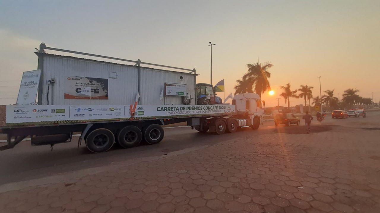 VALORIZAÇÃO: Carreta de prêmios chama a atenção para o 5º Concafé em Rondônia