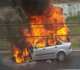 Bebedeira acaba em tiros e carro incendiado