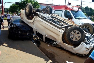 Motorista avança sinal vermelho e provoca grave acidente