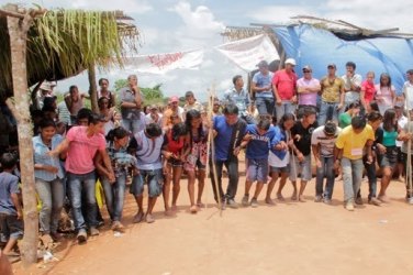 CHEIA - Índios bloqueiam a entrada de Nova Dimensão 