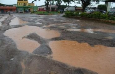 JARU – Rua esburaca ao lado da rodoviária preocupa comunidade 