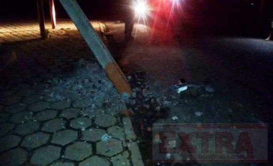 Motorista bate em poste deixa parte de bairro sem energia e foge