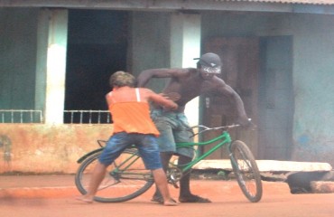 CENA DA CIDADE II - Casal briga em plena avenida da zona Leste 