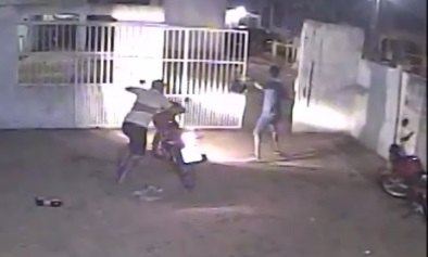 VÍDEO - Bandidos invadem residência na zona sul e roubam motocicleta