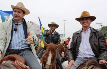 EXPOARI - Cassol participa de cavalgada em Ariquemes e faz maratona de trabalho