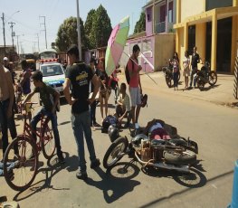 GRAVE  - Três pessoas feridas em violenta colisão entre motos