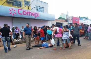 Motociclista perde o controle cai no centro de Porto Velho e fica sob risco de ser atropelado por carros