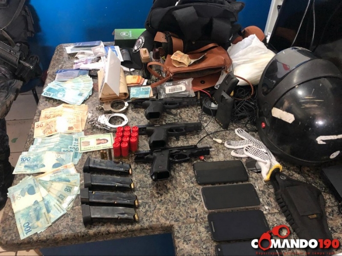 PERIGOSOS: Quadrilha é presa com 03 pistolas de uso restrito, algemas, dinheiro e munições