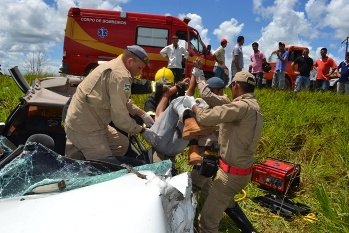 COLORADO - Carro bate de frente com carreta 