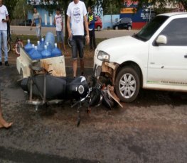 Motociclista se descontrola ao passar por quebra molas e colide em táxi