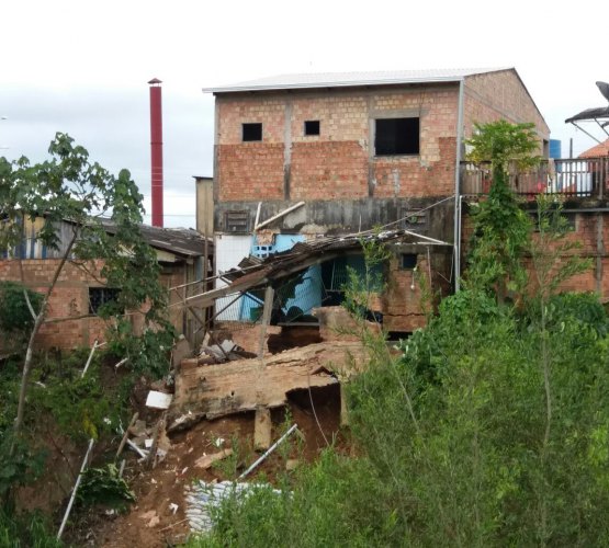 CHUVA – Rio sobe três metros e Defesa Civil interdita residências – Vídeo 