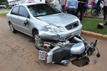 Carro atropela e arrasta motoqueiro por 18 metros 