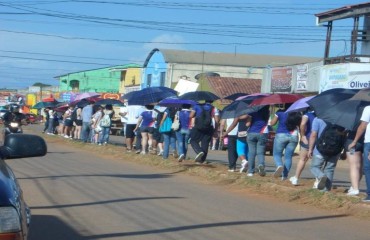 PROTESTO - Estudantes com sombrinhas simulam sombra de árvores cortadas da avenida Calama