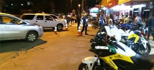 LEI SECA: Condutor foge de blitz e tenta derrubar policiais de motocicletas