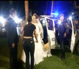 Noiva chega no casamento em carro da Polícia Militar 