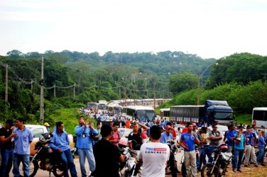 Barrageiros da Santo Antônio Energia bloqueiam BR 364