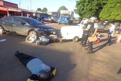 CAOS NO TRÂNSITO – Falta de atenção gera colisão entre veículos e deixa condutor ferido na rua - FOTOS