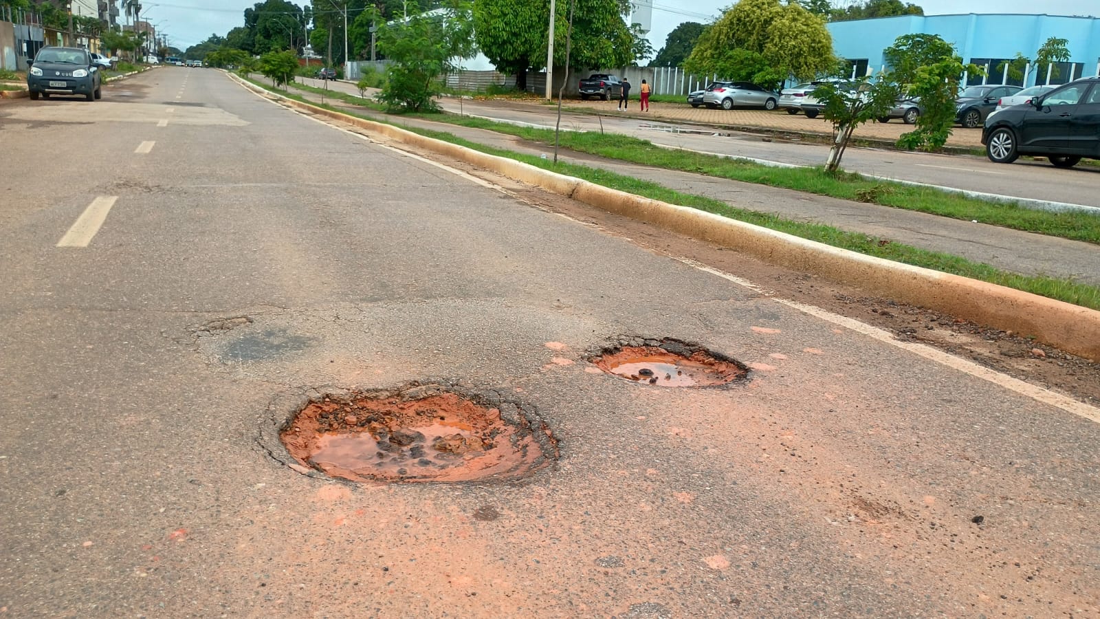MAL FEITO: Tapa buracos na avenida Venezuela não nem durou 30 dias