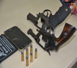 Polícia prende casal com duas armas de fogo 