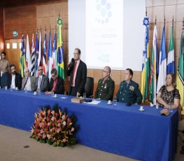 Homenageados recebem medalha de mérito