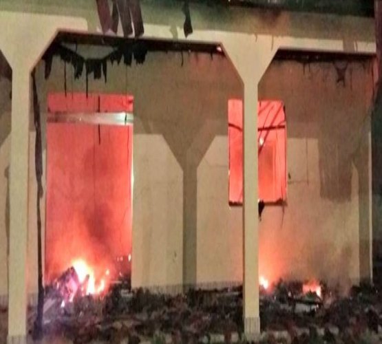 Com salários atrasados, manifestantes incendeiam casa de prefeita