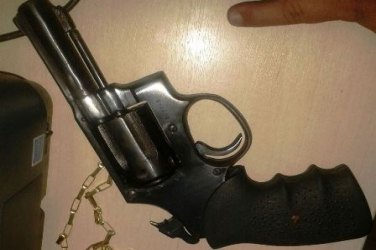 Polícia prende homem com revolver na cintura e evita homicídio - FOTOS