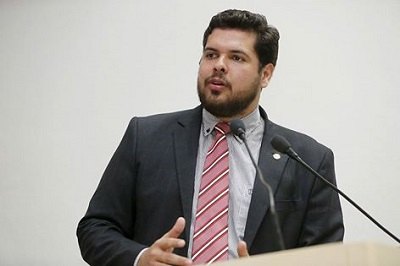 Deputado Jean Oliveira entrega barracas para a Feira do Produtor Rural 