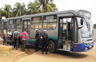 SEM CONTROLE - Acidente deixa motociclista preso embaixo de ônibus