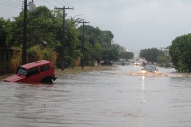 CENA DA CIDADE – Temporal deixa ruas da Capital alagadas
