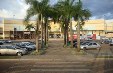 INSEGURO - Mulher tem carro arrombado no Porto Velho Shopping, direção se nega a pagar pelo prejuizo