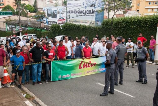 Manifestantes entram em confronto em frente ao edifício onde mora Lula