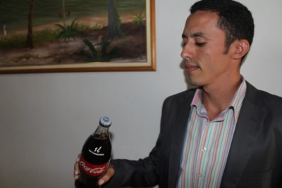 Homem compra garrafa de Coca-Cola com “estranho objeto”