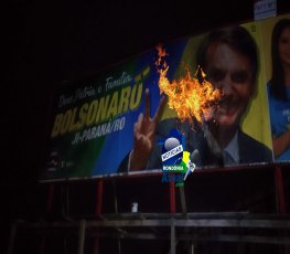 BOLSONARO: Vândalos colocam fogo em outdoor do político