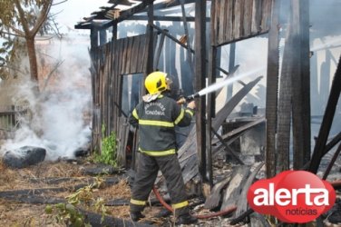 Incêndio destrói fábrica de móveis