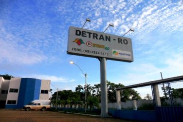 DETRAN desrespeita ordens judiciais e mantém comissionados