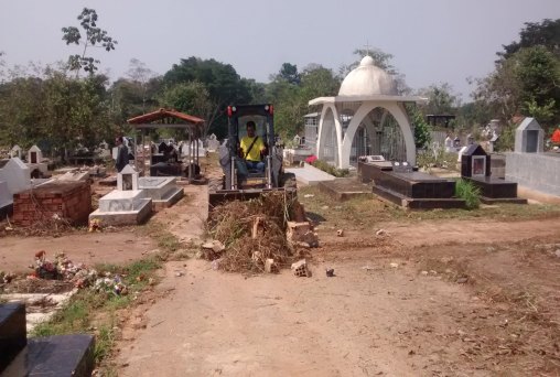 FINADOS - Toneladas de lixo são retiradas do cemitério Santo Antônio