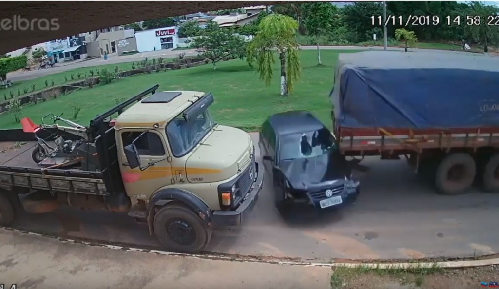 VEJA O MOMENTO: Caminhão não consegue subir ladeira e destrói carro em Rondônia