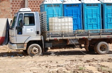 CUJUBIM - Caminhão da Prefeitura é flagrado transportando banheiros químicos de festa particular - Fotos