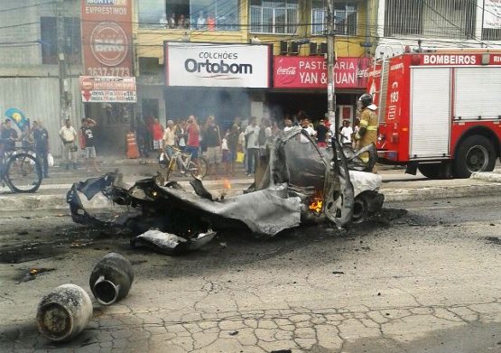 Caminhonete explode em rua movimentada e deixa quatro pessoas feridas