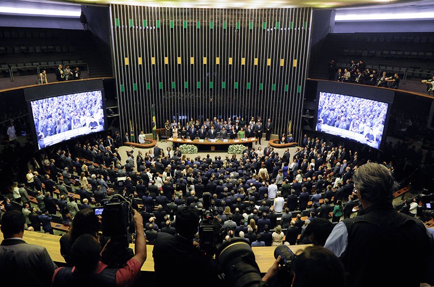 POLÍTICOS: Senadores e deputados federais voltam aos trabalhos na segunda-feira (3)