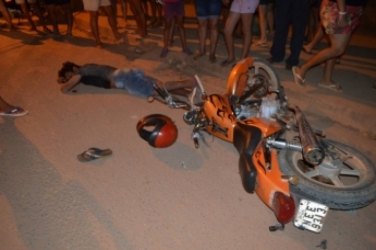 Motociclistas se chocam de frente e condutor sofre graves fraturas