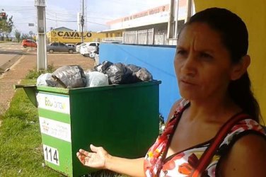 “Lixão” hospitalar em ponto de ônibus causa mal estar para comunidade