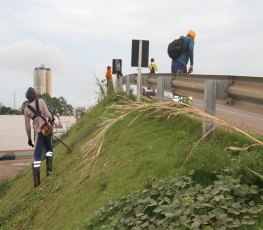 Prefeitura de Porto Velho inicia limpeza nas margens da BR 364