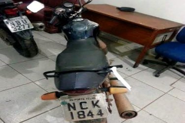 Polícia prende jovem com motocicleta roubada