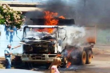 Caminhão caçamba pega fogo em rua da capital