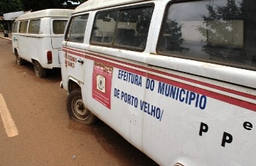 DESCASO - Veículos abandonados pela Prefeitura servem de abrigo para marginais em bairros da capital - FOTOS