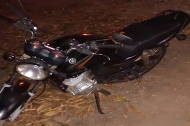 Jovem é detido após abandonar moto adulterada