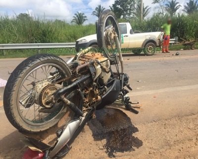 Motoqueiro sofre fratura após se envolver em acidente com veículo do DER
